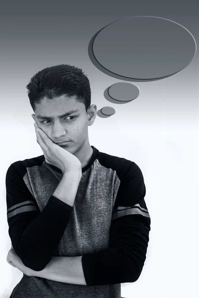 Портрет Индийского Мальчика Повседневной Одежде Выражающего Мысли Мысли Лице Стоящего — стоковое фото