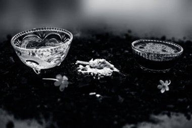 lifleri ve kafa derisi detoks için kabartma soda ile aktif kömür maskesi ile kase, parlaklık geri, hasarlı onarım ve bölünmüş biter, ve sağlıklı teşvik