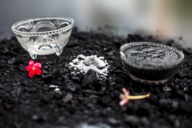 lifleri ve kafa derisi detoks için kabartma soda ile aktif kömür maskesi ile kase, parlaklık geri, hasarlı onarım ve bölünmüş biter, ve sağlıklı teşvik