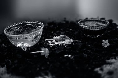 lifleri ve kafa derisi detoks için kabartma soda ile aktif kömür maskesi ile kase, parlaklık geri, hasarlı onarım ve bölünmüş biter, ve sağlıklı teşvik