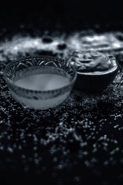 ahşap yüzeyüzerinde kaselerde güneşten tedavisi için multani mitti ve hindistan cevizi yağı oluşan yüz maskesi 