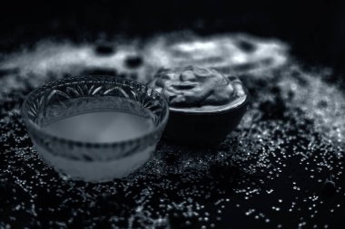 ahşap yüzeyüzerinde kaselerde güneşten tedavisi için multani mitti ve hindistan cevizi yağı oluşan yüz maskesi 