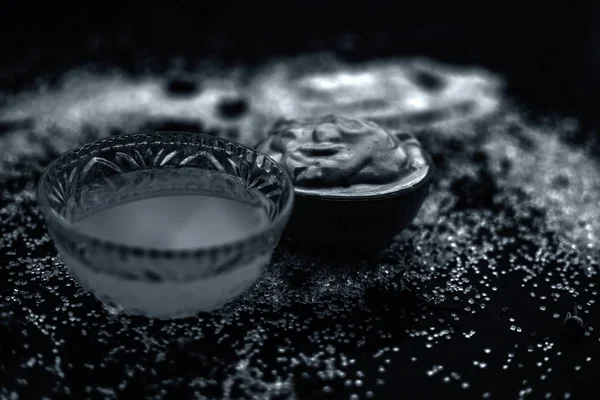 ahşap yüzeyüzerinde kaselerde güneşten tedavisi için multani mitti ve hindistan cevizi yağı oluşan yüz maskesi 