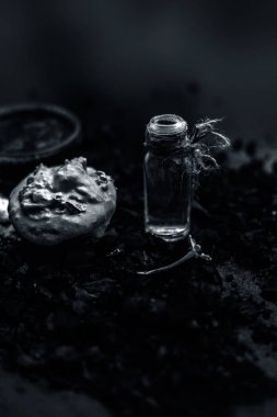 kabartma tozu ve bentonit kil ile aktif kömür maskesi için malzemelerle kase iplikçikleri ve kafa derisi ve hindistan cevizi yağı şişede detoks, parlaklık geri, hasarlı ve bölünmüş biter, ve sağlıklı teşvik