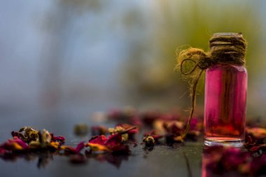 Ubtan / yüz maskesi / Multani mitti veya yağlı cilt tedavisi için multani mitti ve gül suyu oluşan bir cam kase ahşap yüzey üzerinde dolgun toprak yüz paketi. Ahşap yüzeyde.;