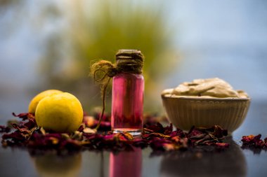 ahşap yüzeyde gül suyu ile Multani mitti ve limon DIY yüz maskesi için malzemeler
