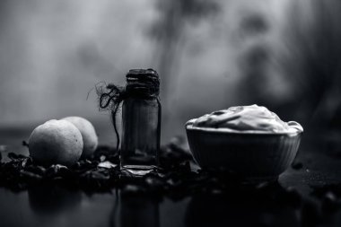 ahşap yüzeyde gül suyu ile Multani mitti ve limon DIY yüz maskesi için malzemeler