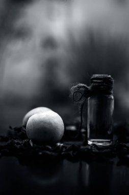 ahşap yüzeyde gül suyu ile limonlar DIY yüz maskesi için malzemeler