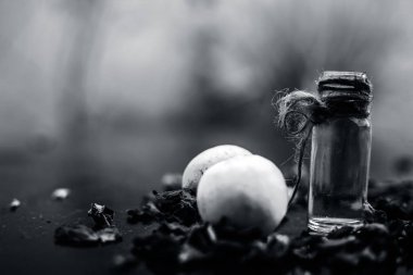 ahşap yüzeyde gül suyu ile limonlar DIY yüz maskesi için malzemeler