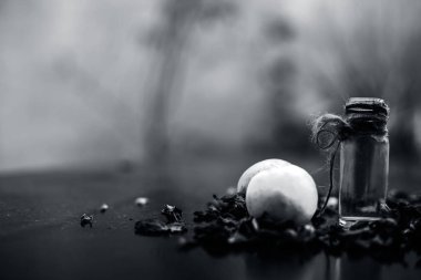 ahşap yüzeyde gül suyu ile limonlar DIY yüz maskesi için malzemeler