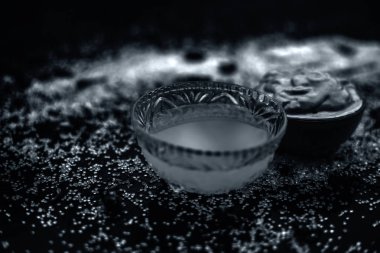 ahşap yüzeyüzerinde kaselerde güneşten tedavisi için multani mitti ve hindistan cevizi yağı oluşan yüz maskesi 