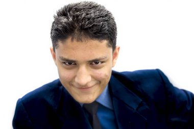 kravatlı takım giyen genç adam portresi