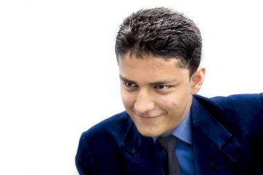 kravatlı takım giyen genç adam portresi