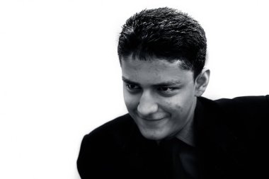 kravatlı takım giyen genç adam portresi