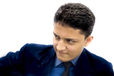 kravatlı takım giyen genç adam portresi