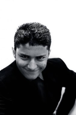 kravatlı takım giyen genç adam portresi