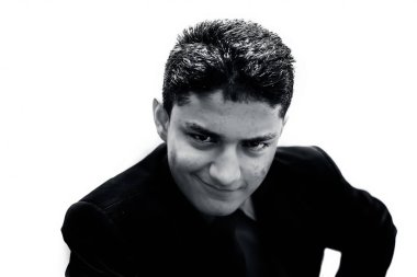 kravatlı takım giyen genç adam portresi