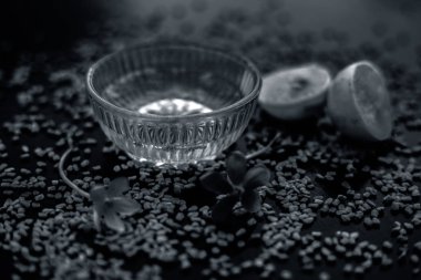 ahşap yüzeyüzerinde ham limon ve çemen tohumu ile cam kase de limon suyu ile karıştırılan çemen tohumu tozu oluşan kepek için doğal saç kremi 
