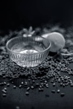 ahşap yüzeyüzerinde ham limon ve çemen tohumu ile cam kase de limon suyu ile karıştırılan çemen tohumu tozu oluşan kepek için doğal saç kremi 