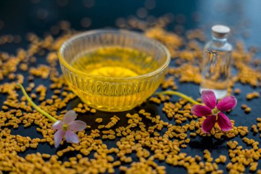 ahşap yüzeyde kepek ve ham çemen tohumu çare için cam kase de şişe ve hamur hindistan cevizi yağı 