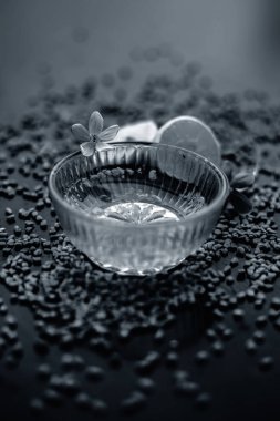 ahşap yüzeyüzerinde ham limon ve çemen tohumu ile cam kase de limon suyu ile karıştırılan çemen tohumu tozu oluşan kepek için doğal saç kremi 