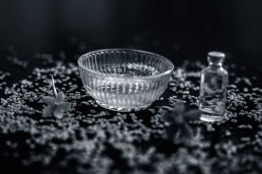 ahşap yüzeyde kepek ve ham çemen tohumu çare için cam kase de şişe ve hamur hindistan cevizi yağı 