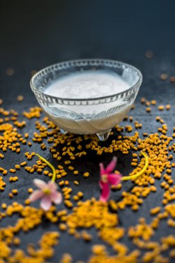 yüzeyde çiğ lor ve çemen tohumu ile birlikte lor ile iyice karıştırılmış çemen tohumu tozu oluşan cam kase ahşap yüzeyde kepek için doğal yöntem