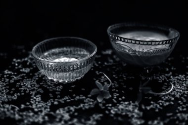 yüzeyde çiğ lor ve çemen tohumu ile birlikte lor ve yağ ile iyi karıştırılan çemen tohumu tozu oluşan cam kaselerde ahşap yüzeyde kepek için doğal yöntem