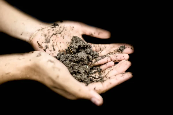 Primer Plano Las Manos Granjero Sosteniendo Nueva Tierra Fresca Después — Foto de Stock