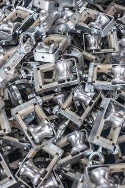 Yüksek gerilimli elektrik telleri ile/için kullanılan askı kasnakları veya taşıma blokları demeti.