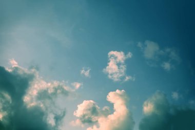 Mavi gökyüzünde bulutlar