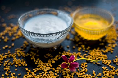 Çemen tohumu tozu iyi bir cam kase içinde lor ile karışık oluşan bir cam kase ahşap yüzeyinde kepek için ünlü bir doğal yöntem. Yüzeyde çiğ lor ve çemen tohumu ile birlikte.