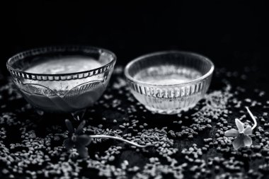 Çemen tohumu tozu iyi bir cam kase içinde lor ile karışık oluşan bir cam kase ahşap yüzeyinde kepek için ünlü bir doğal yöntem. Yüzeyde çiğ lor ve çemen tohumu ile birlikte.