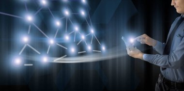 Yakın genç teknoloji / işadamı da bazı astarları ile mavi renkli bir arka plan karşı cep telefonu tutan kadar. Cep telefonu kızdırma ile de iş ile dokunmatik ve siber gösteren.