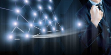 Girişimci/ İşadamı/ teknoloji uzmanı mavi renkli bir ceket giyen ve mavi renkli dijital sanal yaratıcı arka plan aleyhine duran ve elini çekerek gücünü gösteren.