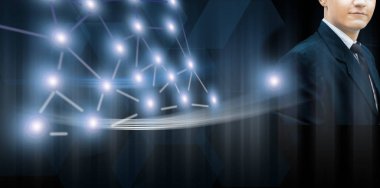 Girişimci/İşadamı/teknoloji uzmanı mavi renkli bir ceket giyiyor ve mavi renkli dijital sanal yaratıcı arka plana karşı duruyor ve katlanmış eller aracılığıyla güç ve huzur gösteriyor.