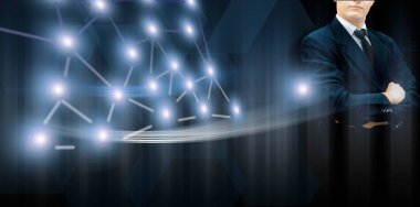 Girişimci/İşadamı/teknoloji uzmanı mavi renkli bir ceket giyiyor ve mavi renkli dijital sanal yaratıcı arka plana karşı duruyor ve katlanmış eller aracılığıyla güç ve huzur gösteriyor.