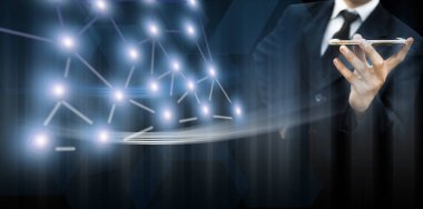 Girişimci / İşadamı / teknoloji mavi renkli blazer giyen ve online iş için elinde bir cep telefonu tutarak mavi renkli dijital sanal yaratıcı arka plan karşı duran.