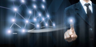 Girişimci / İşadamı / teknoloji mavi renkli blazer giyen ve mavi renkli dijital sanal yaratıcı arka plan karşı duran ve sanal ekran dokunmadan.