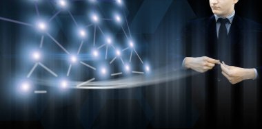 Girişimci/İşadamı/teknoloji uzmanı mavi renkli bir ceket giyiyor ve mavi renkli dijital sanal yaratıcı arka plana karşı duruyor ve katlanmış eller aracılığıyla güç ve huzur gösteriyor.