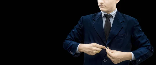 若いビジネスマンや新郎の留めボタンや彼の濃い青色のジャケットやブレザージャケットのボタンは 黒色のネクタイで黒に隔離されています 完璧なビジネスルックを作る — ストック写真