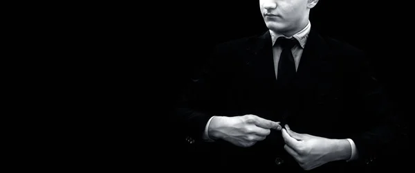 Genç Işadamı Veya Damat Düğmeyi Bağlamak Veya Siyah Renkli Kravat — Stok fotoğraf