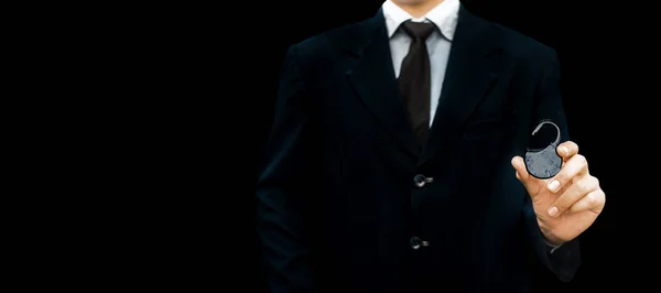 Бізнесмен Темному Костюмі Чорною Краваткою Ізольований Чорному Тлі Замком Руці — стокове фото