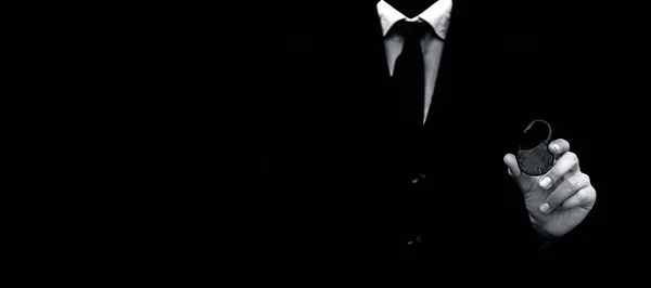 Biznesmen Ubrany Ciemnobrązowy Kombinezon Czarną Krawatem Czarnym Tle Kłódki Ręku — Zdjęcie stockowe