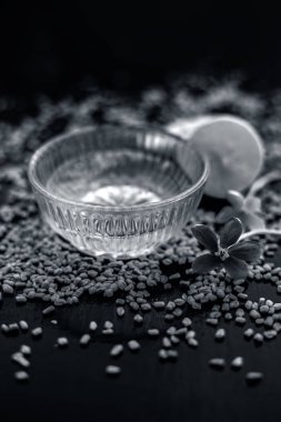 Limon suyu ile karıştırılmış çemen tohumu tozundan oluşan cam bir kapta ahşap yüzeyde kepek için ünlü doğal yöntem. Yüzeyinde mevcut çiğ limon ve çemen tohumu ile.