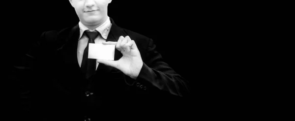 无法辨认的绅士或卖家手里拿着白色卡片 手里拿着深蓝色西装 黑色领带与黑色隔离 市场概念 — 图库照片