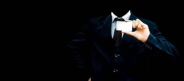 黒いネクタイで黒いネクタイを着た濃い青色のスーツを着て 白い色のカードを手に持つ認識できない顔のない紳士や売り手 市場設定の概念 — ストック写真