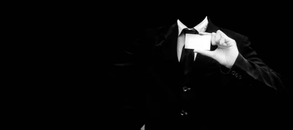 Tanınmayan Yüzsüz Beyefendi Veya Satıcı Elinde Siyah Izole Siyah Kravat — Stok fotoğraf