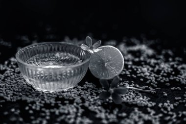 Limon suyu ile karıştırılmış çemen tohumu tozundan oluşan cam bir kapta ahşap yüzeyde kepek için ünlü doğal yöntem. Yüzeyinde mevcut çiğ limon ve çemen tohumu ile.