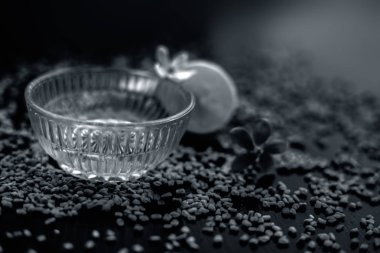 Limon suyu ile karıştırılmış çemen tohumu tozundan oluşan cam bir kapta ahşap yüzeyde kepek için ünlü doğal yöntem. Yüzeyinde mevcut çiğ limon ve çemen tohumu ile.